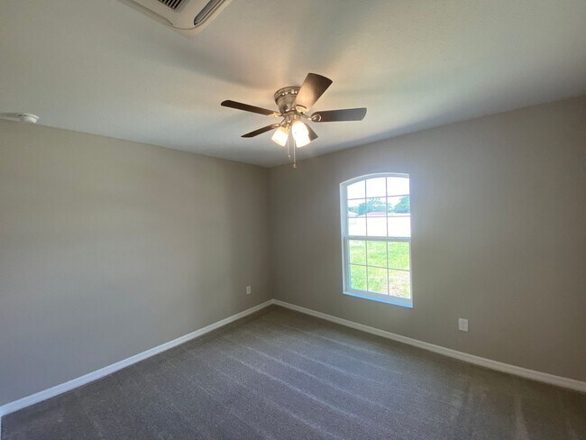 Building Photo - Desirable SE Ocala Neighborhood 3/2/2 *WON...