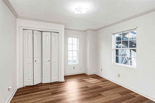 Building Photo - 550 S River Rd