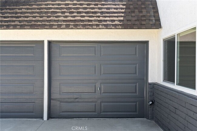 Building Photo - 2049 Tustin Ave