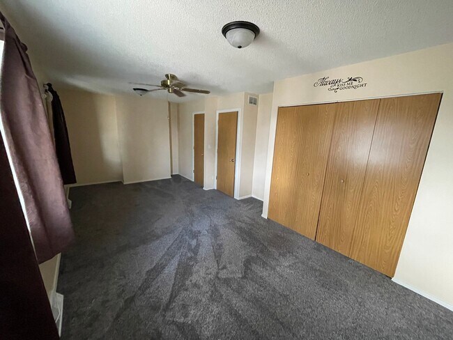 Building Photo - ~ APPLICATIONS PENDING ~ 4 bedroom, 2 bath...