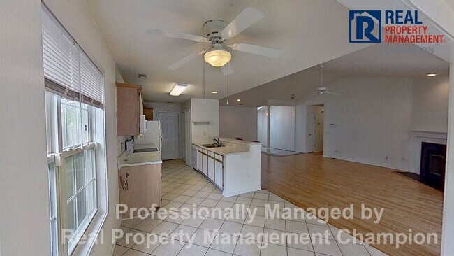 Building Photo - Spacious 3 BD/3 BA Home with Open Floorpla...