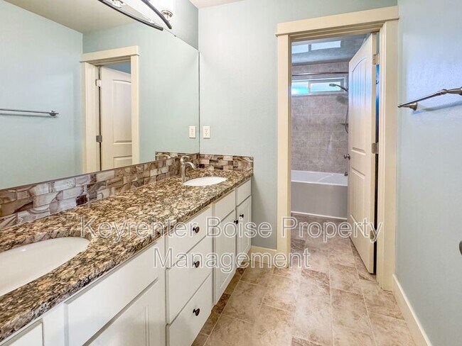 Building Photo - 998 E Shadow Creek Ln