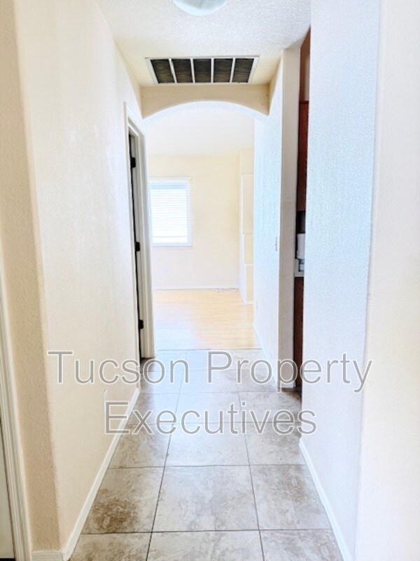 Building Photo - 13256 N Hammerstone Ln