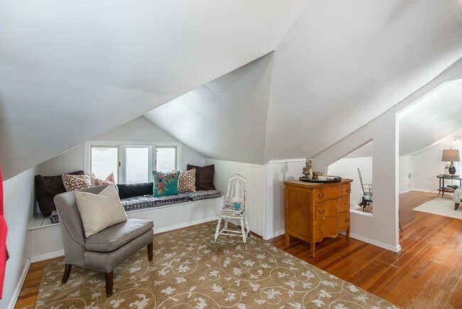 Building Photo - Fantastic West Plaza Bungalow