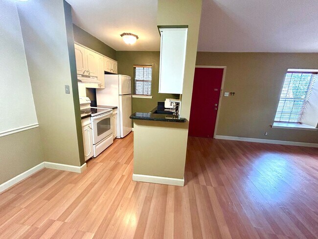 Building Photo - MOVE IN SPECIAL Upstairs Condo with Premium Amenities & Hardwood Floors!