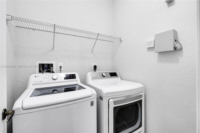 Building Photo - 8741 NW 111th Ct