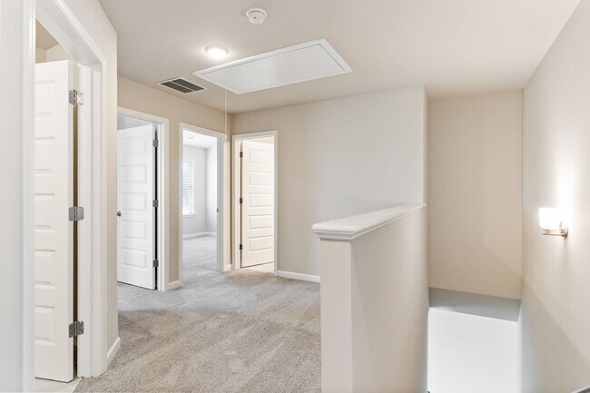 Building Photo - Contemporary 3 bed 2.5 Bath Town Home in Oakwood! Mundy Mill Township