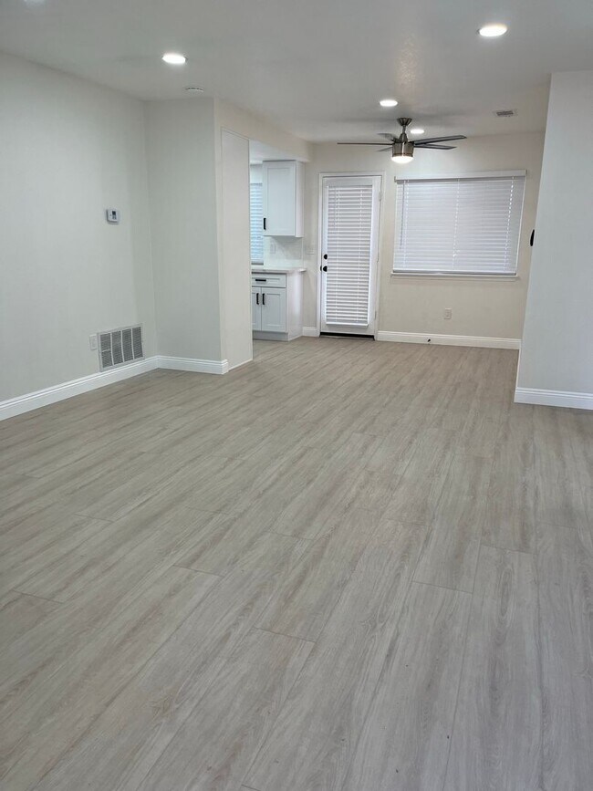 Building Photo - 784