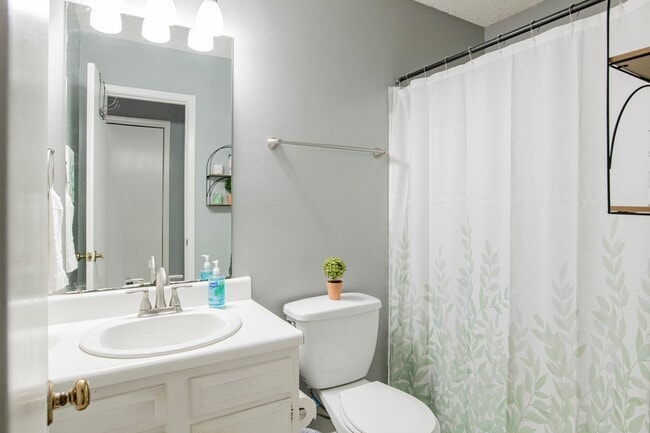 Building Photo - 2 Bed/1 Bath Condo with In-Ground Pool