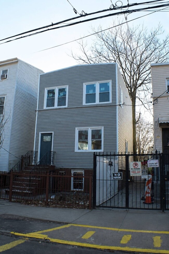 Building Photo - 198 Shepherd Ave