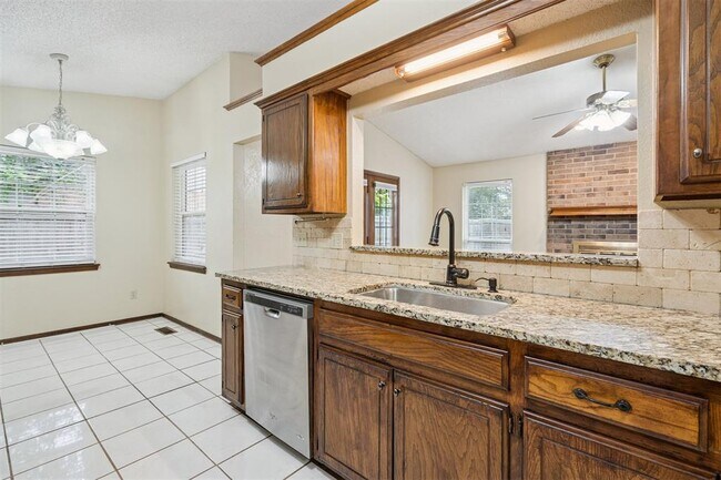 Building Photo - 16404 Del Mar Dr