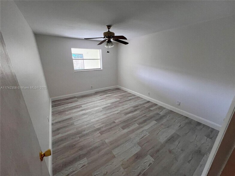 Building Photo - 820 SW 12th Ave