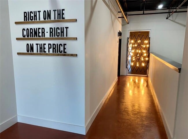 Building Photo - 111 S Main St