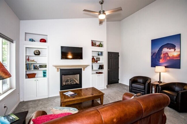 Building Photo - 2 bedroom Townhome close to Whitefish Lake Golf Course