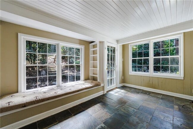 Building Photo - 2311 Pembrook Pl NE