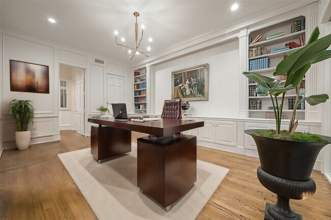 Building Photo - 983 S Post Oak Ln