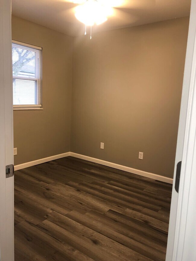 Building Photo - Beautifully Renovated Two Bedroom Apartmen...