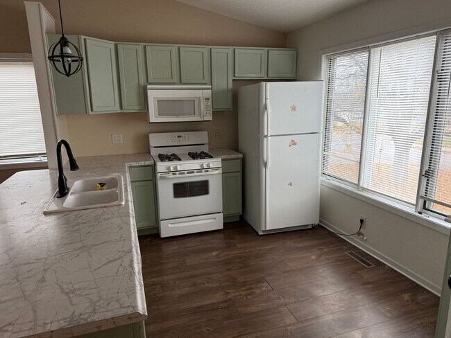 Building Photo - ~Applications Pending~ RENT SPECIAL ~ HOLIDAY MERRINESS ~ 3 Bedroom, 3 Bath Home for rent Close t...