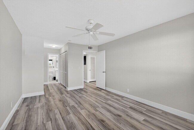 Building Photo - 100 Shore Ct