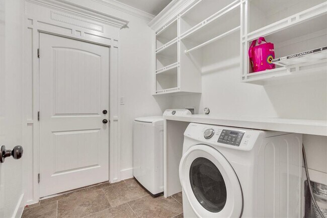 Building Photo - 164 Peck St