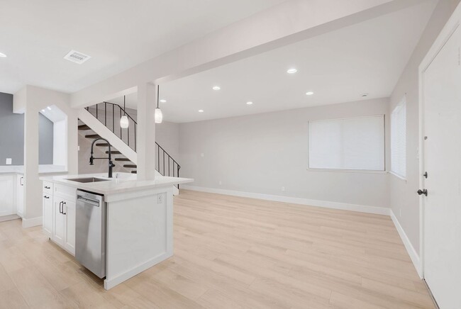 Building Photo - Fully Updated 2 Bedroom 1 Bath Condo