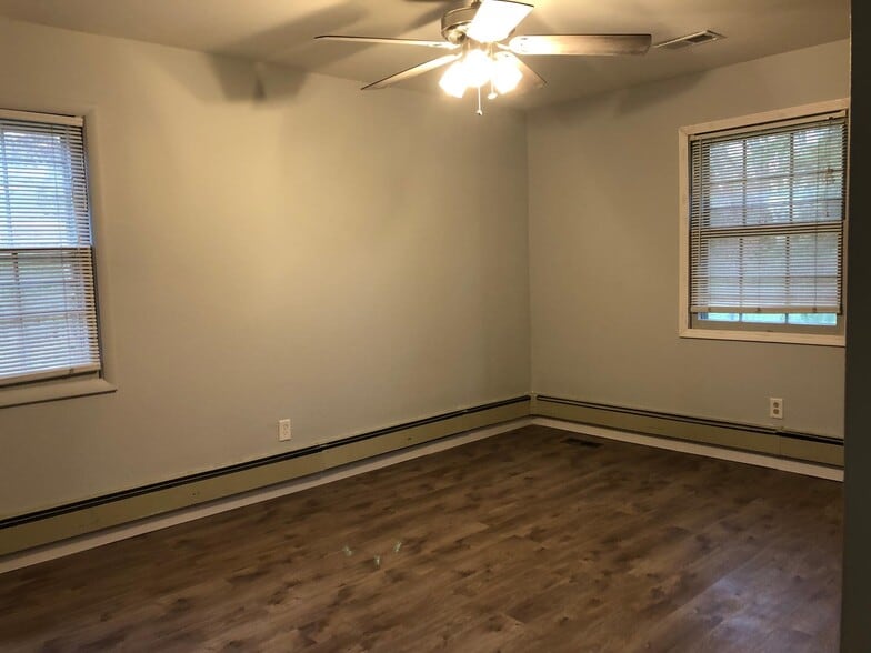 Building Photo - 2951 Hill Dr