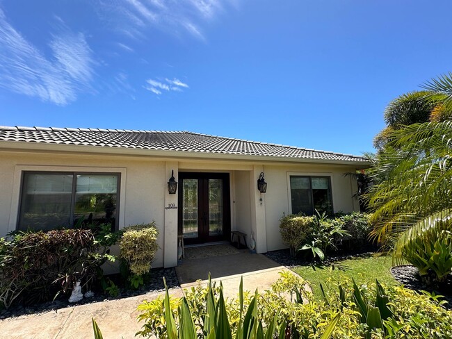 Building Photo - Luxury Living at the Edge of S. Kihei Bordering Wailea!