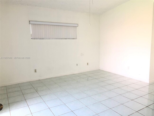 Building Photo - 719 SE 3rd Ave