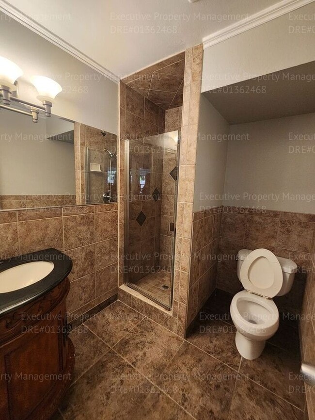 Building Photo - 4 bedroom 2 bath great location.