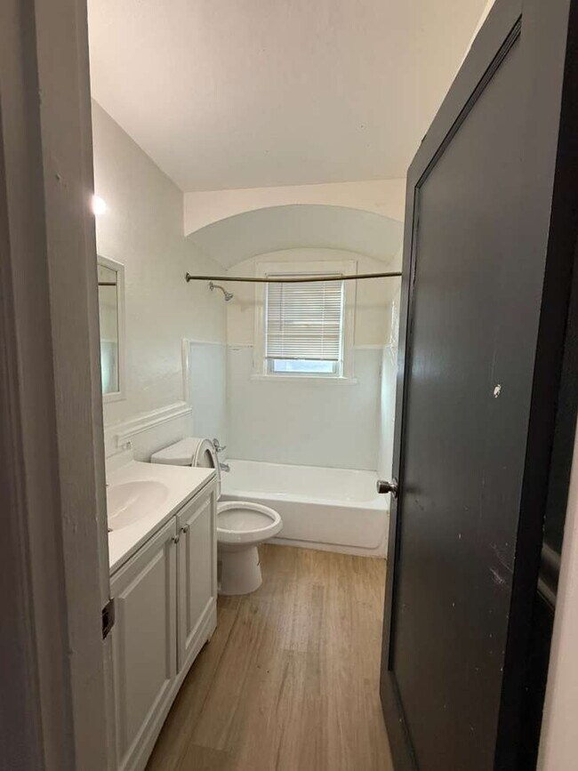 Building Photo - "Charming 3-Bedroom, 1 bath Riverview Retreat with Gleaming Hardwood Floors!"  Passed inspection ...