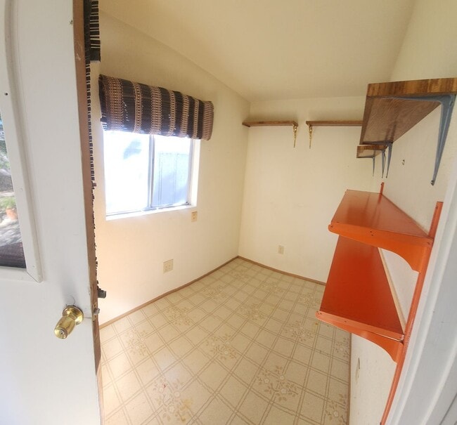 Building Photo - Well maintained 5 bedroom 2 bath with garage