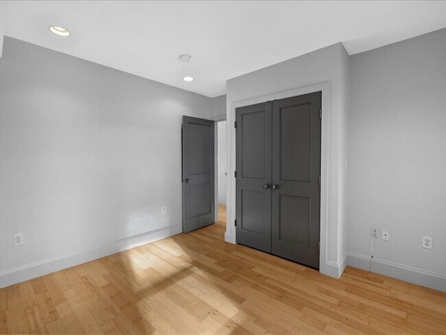 Building Photo - 81 Saint Botolph St