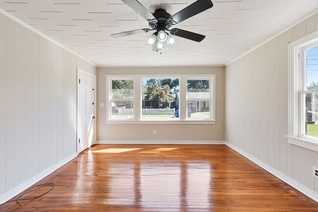 Building Photo - 3 Bed, 2 Bath Home in the Saint Streets!