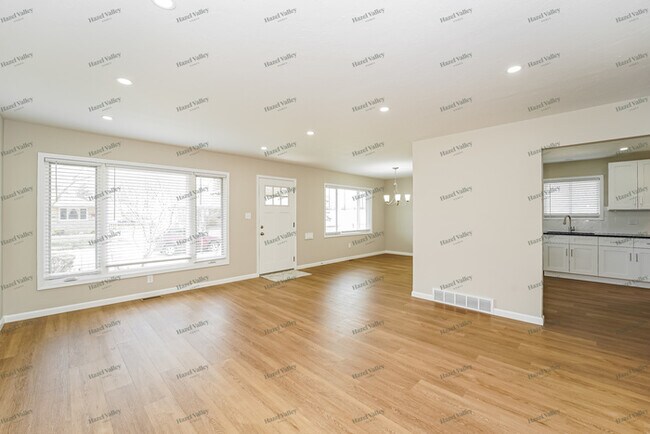 Building Photo - 4863 Southwood Dr