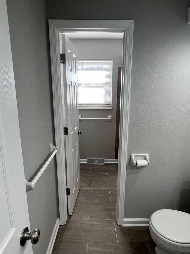 Building Photo - 1800 SE Abbey St