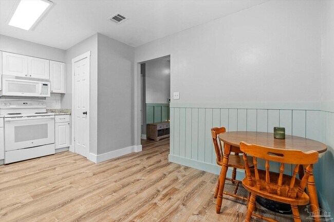 Building Photo - 10663 Silver Creek Dr