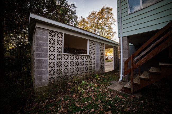 Building Photo - 818 Perry Ave