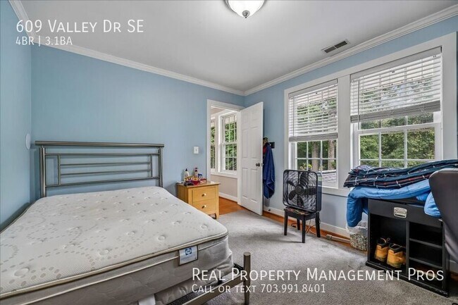 Building Photo - 609 Valley Dr SE