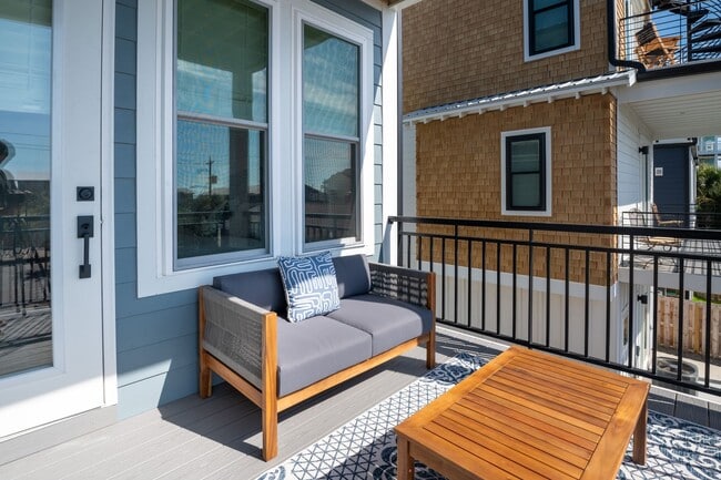 Building Photo - OFF-SEASON FURNISHED BEACH HOUSE AVAILABLE...