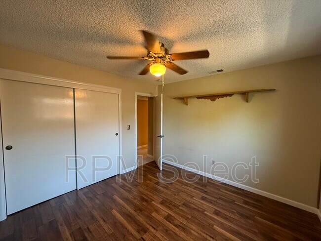 Building Photo - 1017 Silver Lake Dr