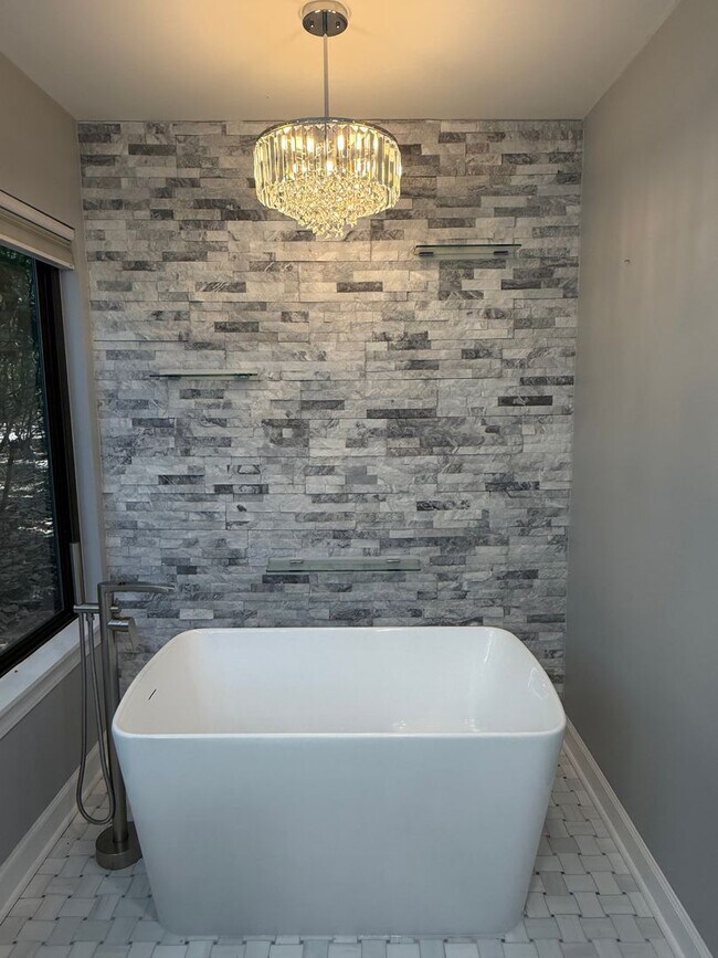 Building Photo - Stunning Remodeled One-Story Home - Port Royal Plantation