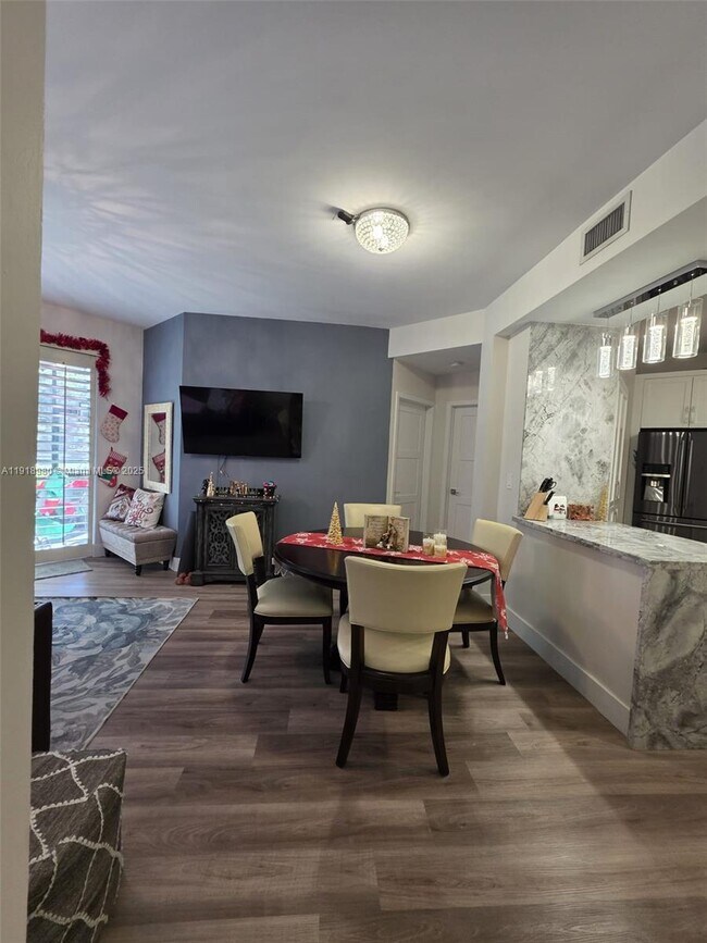 Building Photo - 15529 Miami Lakeway N