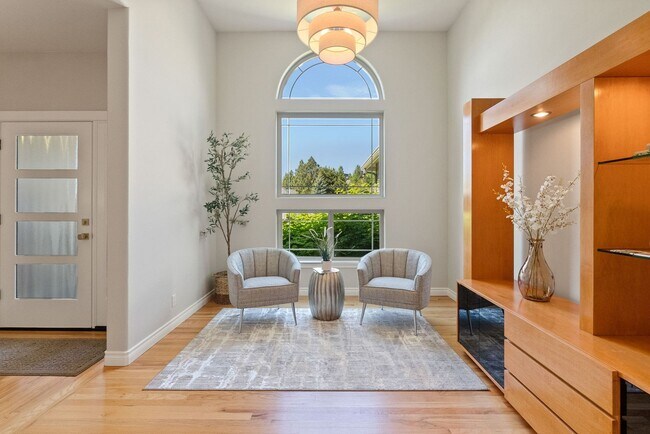 Building Photo - Charming Awbrey Butte Home Available NOW