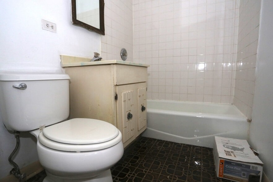 Building Photo - 842 W Wolfram St