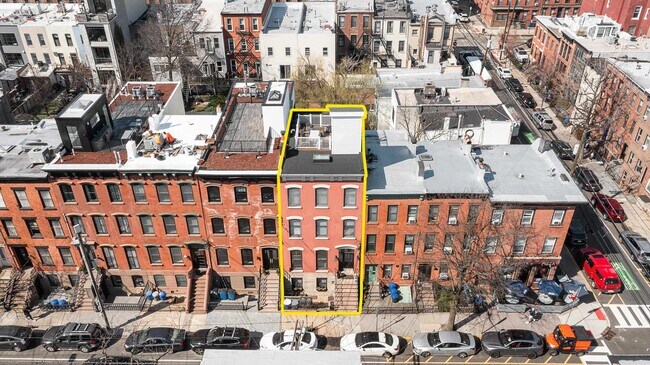 Building Photo - 736 Garden St