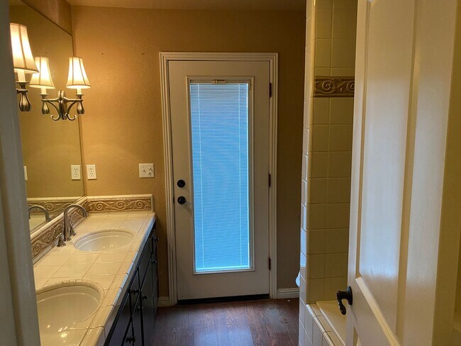 Building Photo - Country living and space!