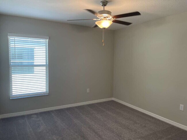 Building Photo - "Spacious 4-Bed Oasis with 2.5 Baths on Ra...