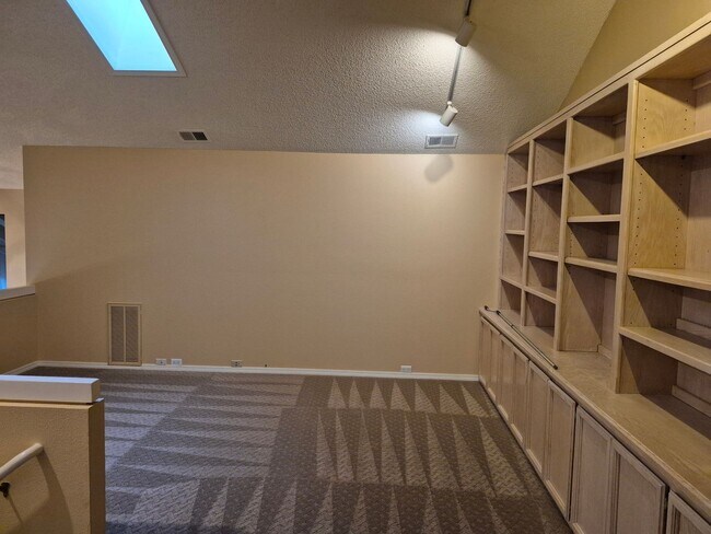 Building Photo - Beautiful  4 bedroom 2.5 bath with loft & Pool