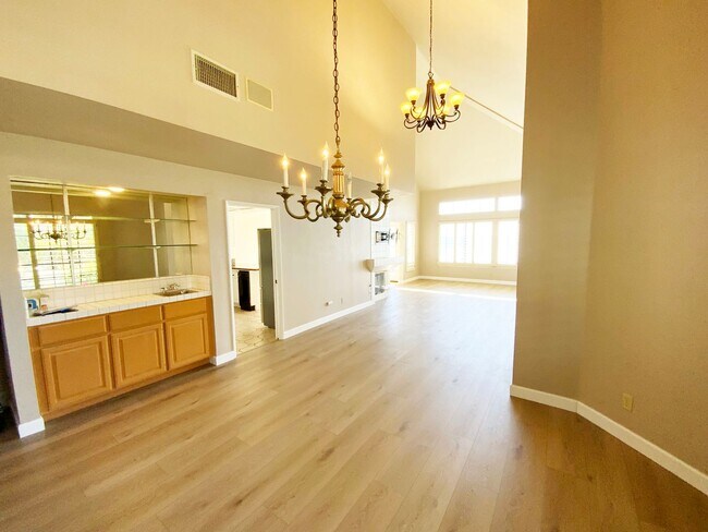 Building Photo - Townhouse with Bay Views!