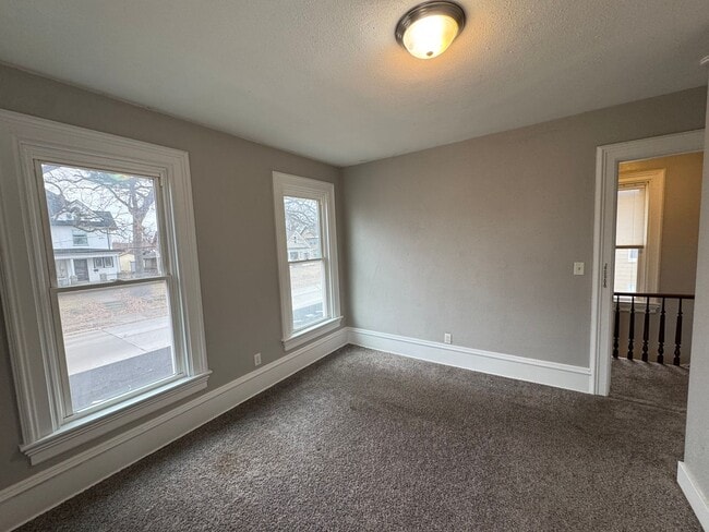 Building Photo - 5 bedroom 2 bath house in Moline